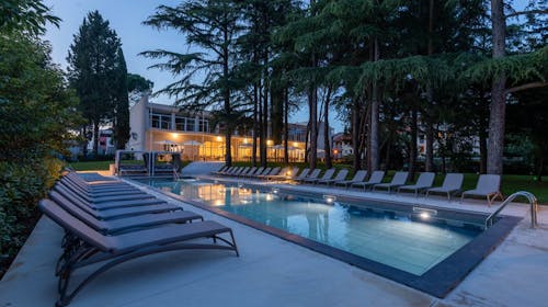 Hotel Emaus - Mediteranski pobeg v srcu Istre, Novigrad, Istra, Hrvaška - 259 EUR - 2x nočitev v Deluxe sobi z balkonom za 2 osebi (1 otrok do 12,99 let in 1 otrok do 2,99 let brezplačno), Polpenzion (samopostrežni zajtrk in postrežena večerja)