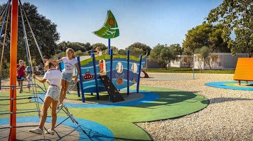 Resort Amarin - Družinska pomlad s pogledom na Rovinj - Standard apartma, Rovinj, Istra, Hrvaška - 238 EUR - 2x nočitev v Standard apartmaju za 4 osebe, Polpenzion (zajtrk in večerja)