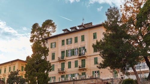 Hotel Lovran - Pomladni oddih v Lovranu med tednom, Lovran, Hrvaška - 118 EUR - 1x nočitev v dvoposteljni Standard sobi s pogledom na ulico za 2 osebi (1 otrok do 6,99 let brezplačno), Samopostrežni zajtrk