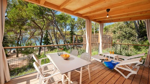 Pine Beach Pakoštane - All inclusive light oddih - Premium mobilna hiška, Pakoštane, Dalmacija, Hrvaška - 599 EUR - 2x nočitev v Premium dvosobni mobilni hiški s pogledom na morje za 3 osebe (1 otrok do 3,99 let brezplačno), All inclusive light