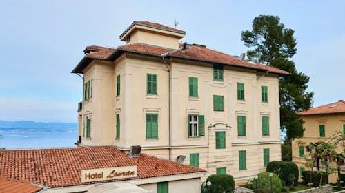 Hotel Lovran - Pomladni vikend oddih v Lovranu , Lovran, Hrvaška - 236 EUR - 2x nočitev v dvoposteljni Standard sobi s pogledom na ulico za 2 osebi (1 otrok do 6,99 let brezplačno), Samopostrežni zajtrk
