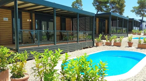 Park Villas by Morenia - Najem Deluxe kamping vile s privatnim bazenom, Podaca, Makarska riviera, Dalmacija, Hrvaška - 352 EUR - 2x nočitev v kamping vili z zasebnim ogrevanim bazenom za do 6 oseb (max. 4 odrasle osebe in 2 otroka do 11,99 let), Uporaba hotelskih zunanjih ogrevanih bazenov