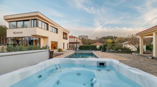 VSG Resort - Pomladni oddih na Krku z uporabo bazena, savne in jacuzzija, Klimno, Krk, Hrvaška - 149 EUR - 2x nočitev v enosobnem apartmaju (2+2) z zasebno teraso za 2 osebi, Uporaba novega notranjega ogrevanega bazena, savne in zunanjega jacuzzija (ob predhodni rezervaciji)