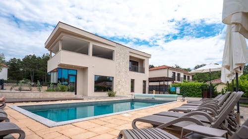 VSG Resort - Pomladni oddih na Krku z uporabo bazena, savne in jacuzzija, Klimno, Krk, Hrvaška - 250 EUR - 2x nočitev v dvosobnem Deluxe apartmaju z zasebno teraso (4+2) za 4 osebe, Uporaba novega notranjega ogrevanega bazena, savne in zunanjega jacuzzija (ob predhodni rezervaciji)