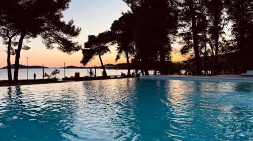 SeeSea Hotel - Družinski majski oddih v Vodicah, Vodice, Dalmacija, Hrvaška - 248 EUR - 2x nočitev v dvoposteljni sobi (pogled park) za 2 osebi (1 otrok do 2,99 let in 1 otrok do 12,99 let brezplačno), Polpenzion