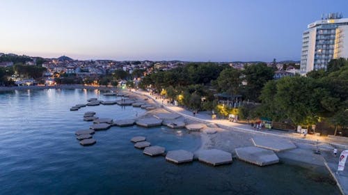SeeSea Hotel - Prvi dnevi poletja v Vodicah, Vodice, Dalmacija, Hrvaška - 319 EUR - 2x nočitev v dvoposteljni sobi (pogled park) za 2 osebi (1 otrok do 2,99 let in 1 otrok do 12,99 let brezplačno), Polpenzion