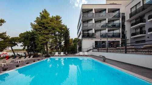 SeeSea Hotel - Družinski junijski oddih v Vodicah, Vodice, Dalmacija, Hrvaška - 552 EUR - 3x nočitev v dvoposteljni sobi (pogled park) za 2 osebi (1 otrok do 2,99 let in 1 otrok do 12,99 let brezplačno), Polpenzion