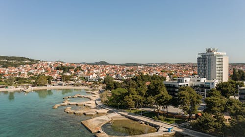 SeeSea Hotel - Družinski junijski oddih v Vodicah, Vodice, Dalmacija, Hrvaška - 920 EUR - 5x nočitev v dvoposteljni sobi (pogled park) za 2 osebi (1 otrok do 2,99 let in 1 otrok do 12,99 let brezplačno), Polpenzion