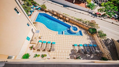 Hotel Sol - Poletje v samem srcu Bola, Bol, otok Brač, Dalmacija, Hrvaška - 235 EUR - 2x nočitev v enosobnem apartmaju z balkonom/s teraso (glede na razpoložljivost) za 2 osebi, Zajtrk