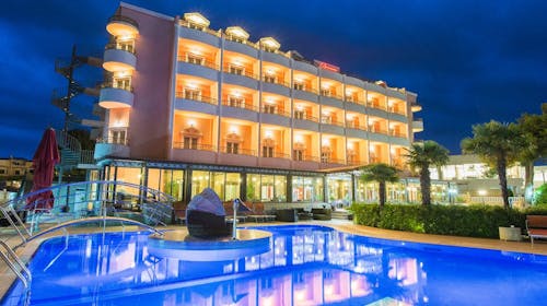 Hotel Miramare Vodice - Družinski oddih v Dalmaciji z uporabo bazenov, Vodice, Dalmacija, Hrvaška - 259 EUR - 2x nočitev v dvoposteljni sobi s pogledom na morje in balkonom za 2 osebi (1 otrok do 11,99 let in 1 otrok do 4,99 let brezplačno), Polpenzion