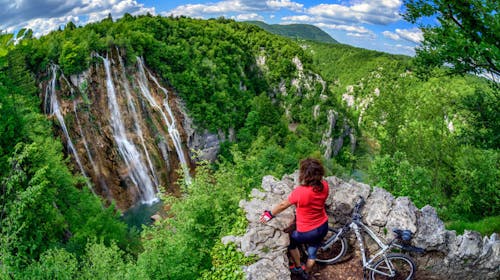 Camping Plitvice - Pomlad v naravi za družine, Smoljanac, Plitviška jezera, Hrvaška - 164 EUR - 1x nočitev v Premium mobilnih hiškah za 4 osebe, Zajtrk iz svežih lokalnih sestavin