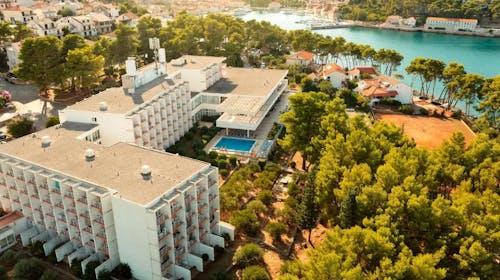 Hotel Hvar - All inclusive začetek poletja na Hvaru, Jelsa, otok Hvar, Dalmacija, Hrvaška - 345 EUR - 3x nočitev v dvoposteljni Comfort sobi z dodatnim ležiščem in balkonom (stran park) za 2 osebi (1. otrok do 11,99 let in 2. otrok do 2,99 let brezplačno), All Inclusive