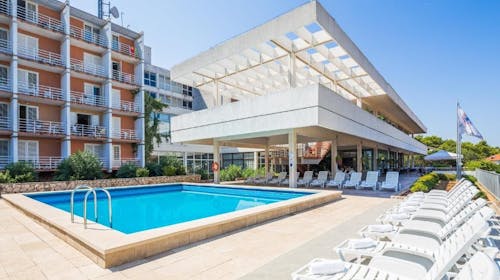 Hotel Hvar - All inclusive začetek poletja na Hvaru, Jelsa, otok Hvar, Dalmacija, Hrvaška - 230 EUR - 2x nočitev v dvoposteljni Comfort sobi z dodatnim ležiščem in balkonom (stran park) za 2 osebi (1. otrok do 11,99 let in 2. otrok do 2,99 let brezplačno), All Inclusive