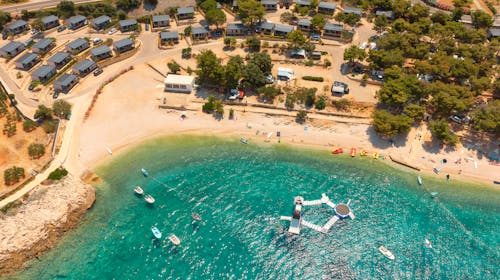 Kamp Adriatic Primošten - Družinski oddih v Dalmaciji za začetek poletja, Primošten, Dalmacija, Hrvaška - 800 EUR - 5x nočitev v mobilni hiški z 2 spalnicama in s teraso (pogled kamp) za do 6 oseb (maksimalno 4 odrasle osebe in 2 otroka do 11,99 let), Posteljnina in brisače
