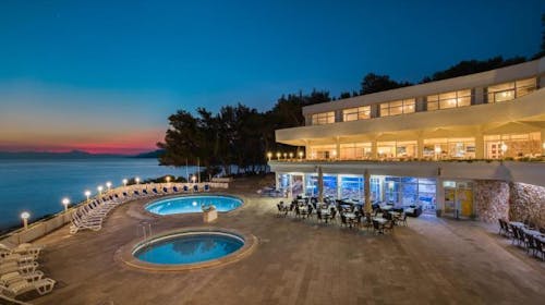 Fontana Resort - Začetek poletja na Hvaru, Jelsa, otok Hvar, Dalmacija, Hrvaška - 315 EUR - 3x nočitev v Maestral dvoposteljni sobi Classic s klimo, z balkonom ali s teraso (obrnjena proti morju) za 2 osebi, Polpenzion