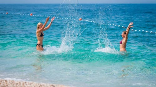 Kamp Adriatic Primošten - Družinski oddih v Dalmaciji za začetek poletja, Primošten, Dalmacija, Hrvaška - 320 EUR - 2x nočitev v mobilni hiški z 2 spalnicama in s teraso (pogled kamp) za do 6 oseb (maksimalno 4 odrasle osebe in 2 otroka do 11,99 let), Posteljnina in brisače