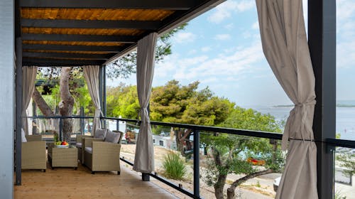 Kamp Adriatic Primošten - Družinski oddih v Dalmaciji za začetek poletja, Primošten, Dalmacija, Hrvaška - 480 EUR - 3x nočitev v mobilni hiški z 2 spalnicama in s teraso (pogled kamp) za do 6 oseb (maksimalno 4 odrasle osebe in 2 otroka do 11,99 let), Posteljnina in brisače