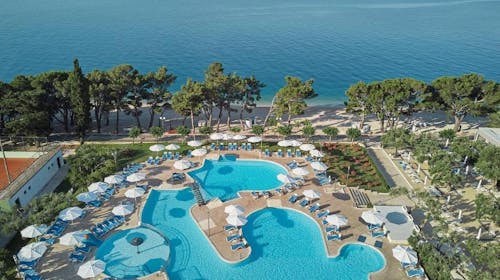 Bluesun hotel Neptun - All inclusive pozdrav poletju na makarski rivieri , Tučepi, Makarska riviera, Dalmacija, Hrvaška - 600 EUR - 3x nočitev v Standard dvoposteljni sobi z balkonom (depandansa) za 2 osebi, All inclusive (zajtrk, pozni kontinentalni zajtrk, kosilo, popoldanski snack) in pijačo ob obrokih (vino, pivo, jabolčni sok, ledeni čaj, tonik, gazirani sokovi)