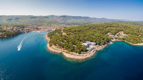 Fontana Resort - Začetek poletja na Hvaru, Jelsa, otok Hvar, Dalmacija, Hrvaška - 735 EUR - 7x nočitev v Maestral dvoposteljni sobi Classic s klimo, z balkonom ali s teraso (obrnjena proti morju) za 2 osebi, Polpenzion