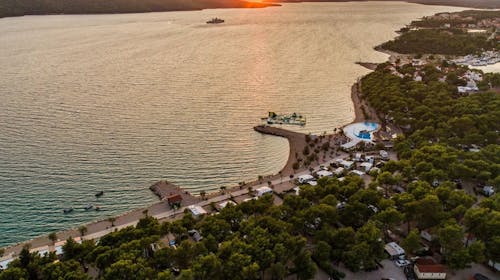Amadria Park Camping Šibenik - Poletje v Solarisu - Standard mobilna hiška, Šibenik, Dalmacija, Hrvaška - 499 EUR - 2x nočitev v mobilni hiški Standard za do 6 oseb (4 odrasle osebe in 2 otroka do 11,99 let), Pijača dobrodošlice ob prijavi