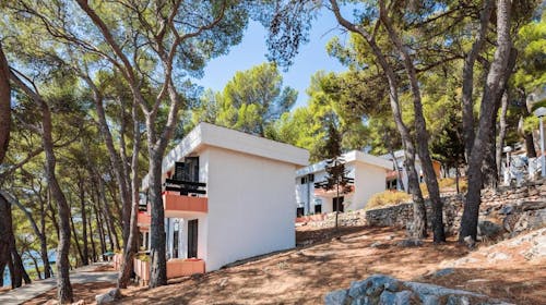 Fontana Resort - Začetek poletja na Hvaru v udobnih apartmajih, Jelsa, otok Hvar, Dalmacija, Hrvaška - 410 EUR - 3x nočitev v Comfort Studio apartmaju za 3 osebe, Uporaba 2 zunanjih bazenov z morsko vodo (eden je otroški)