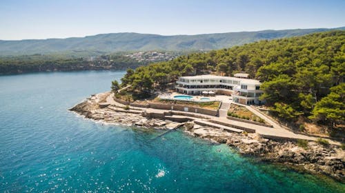 Fontana Resort - Začetek poletja na Hvaru v udobnih apartmajih, Jelsa, otok Hvar, Dalmacija, Hrvaška - 164 EUR - 2x nočitev v Comfort Studio apartmaju za 3 osebe, Uporaba 2 zunanjih bazenov z morsko vodo (eden je otroški)