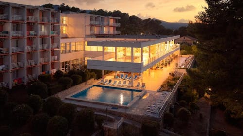Hotel Hvar - All inclusive začetek poletja na Hvaru, Jelsa, otok Hvar, Dalmacija, Hrvaška - 308 EUR - 2x nočitev v dvoposteljni Comfort sobi z dodatnim ležiščem in balkonom (morska stran) za 2 osebi (1. otrok do 11,99 let in 2. otrok do 2,99 let brezplačno), All Inclusive