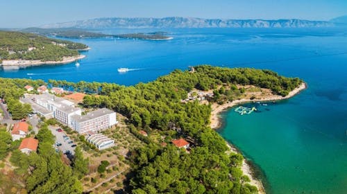 Hotel Hvar - All inclusive začetek poletja na Hvaru, Jelsa, otok Hvar, Dalmacija, Hrvaška - 462 EUR - 3x nočitev v dvoposteljni Comfort sobi z dodatnim ležiščem in balkonom (morska stran) za 2 osebi (1. otrok do 11,99 let in 2. otrok do 2,99 let brezplačno), All Inclusive