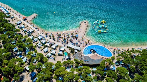 Amadria Park Camping Šibenik - Last minute oddih v Solarisu - Standard mobilna hiška, Šibenik, Dalmacija, Hrvaška - 243 EUR - 2x nočitev v mobilni hiški Standard za do 6 oseb (4 odrasle osebe in 2 otroka do 11,99 let), Pijača dobrodošlice ob prijavi