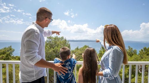 Bluesun Hotel Marina - Družinski pozdrav poletja v Breli, Brela, Makarska, Dalmacija, Hrvaška - 440 EUR - 2x nočitev v Superior dvoposteljni sobi z balkonom (morska stran) za 2 osebi (1 otrok do 13,99 let in 1 otrok do 2,99 let brezplačno), Polpenzion