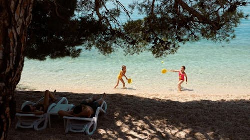 Bluesun Hotel Alga - Družinski pozdrav poletju s polnim penzionom, Tučepi, Makarska riviera, Dalmacija, Hrvaška - 440 EUR - 2x nočitev v dvoposteljni Superior sobi z balkonom (morska stran) za 2 osebi (2 otroka do 13,99 let in 1 otrok do 2,99 let brezplačno), Polni penzion