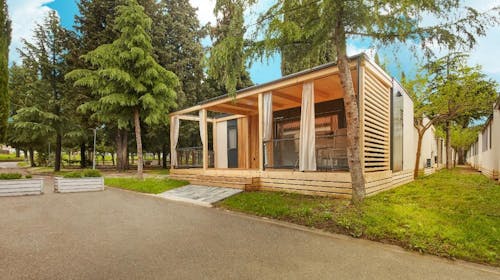 Adria Ankaran - Premium mobilna hiška - Začetek poletja ob morju, Ankaran, Slovenija - 298 EUR - 2x nočitev v mobilni hiški Premium za do 4 osebe, Uporaba notranjega bazenskega kompleksa z ogrevano morsko vodo