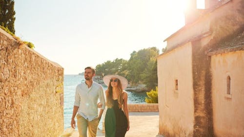 Bluesun Holiday Village Bonaca - Pozdrav poletju s polnim penzionom na Bolu, Bol, otok Brač, Dalmacija, Hrvaška - 600 EUR - 3x nočitev v Superior dvoposteljni sobi z balkonom (morska stran) za 2 osebi (1 otrok do 9,99 let in 1 otrok do 2,99 let brezplačno), Polni penzion