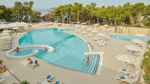 Bluesun Hotel Elaphusa - Pozdrav poletju za pare na Bolu, Bol, otok Brač, Dalmacija, Hrvaška - 300 EUR - 2x nočitev v Standard dvoposteljni sobi z balkonom (stran park) za 2 osebi, Polpenzion (samopostrežni zajtrk in večerja)