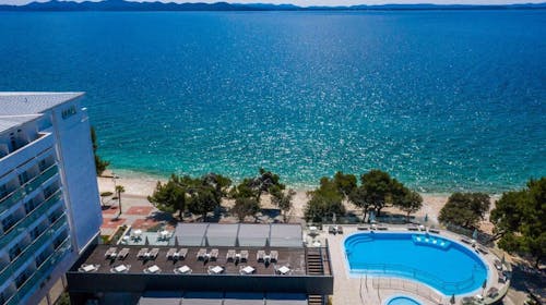 Hotel Pinija - Družinska pomlad med tednom v novi wellness oazi s polnim penzionom, Petrčane, Dalmacija, Hrvaška - 159 EUR - 1x nočitev v družinski sobi za 2 osebi (2 otroka do 11,99 let brezplačno), Polni penzion
