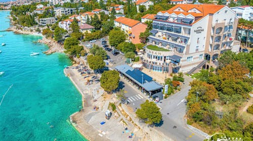 Hotel Marina - Last minute oddih tik ob morju v Selcah, Selce, Hrvaška - 298 EUR - 2x nočitev v dvoposteljni sobi (stran park) za 2 osebi (1 otrok do 6,99 let brezplačno), Bogat samopostrežni zajtrk