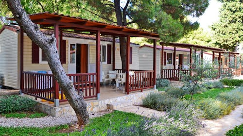 Kamp Rožac - Comfort hiška - Pozdrav poletju v Trogirju, Okrug Gornji, Trogir, Dalmacija, Hrvaška - 700 EUR - 7x nočitev v mobilni hiški Comfort za 4 osebe (1 otrok do 11,99 let brezplačno), Uporaba posteljnine in brisač