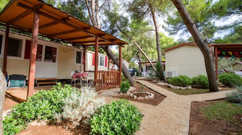 Kamp Rožac - Comfort hiška - Pozdrav poletju v Trogirju, Okrug Gornji, Trogir, Dalmacija, Hrvaška - 400 EUR - 4x nočitev v mobilni hiški Comfort za 4 osebe (1 otrok do 11,99 let brezplačno), Uporaba posteljnine in brisač