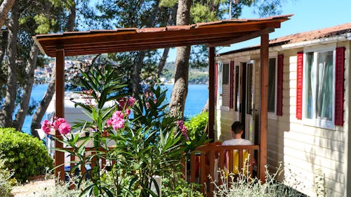 Kamp Rožac - Comfort hiška - Pozdrav poletju v Trogirju, Okrug Gornji, Trogir, Dalmacija, Hrvaška - 875 EUR - 7x nočitev v mobilni hiški Comfort za 4 osebe (1 otrok do 11,99 let brezplačno), Uporaba posteljnine in brisač