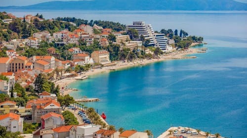 Medora Auri Family Beach Resort - Majski oddih v Dalmaciji z uporabo zunanjih ogrevanih bazenov, Podgora, Makarska riviera, Dalmacija, Hrvaška - 306 EUR - 2x nočitev v Comfort dvoposteljni sobi v glavni stavbi za 2 osebi (1. otrok do 15,99 let brezplačno), Polpenzion