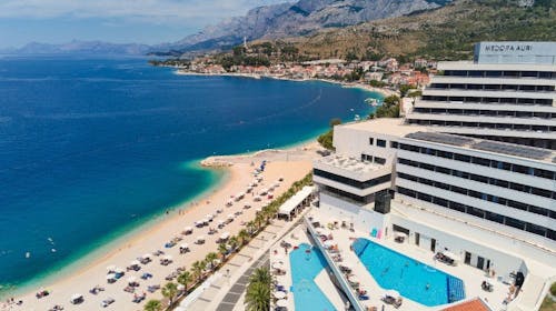 Medora Auri Family Beach Resort - Majski družinski oddih z ogrevanim zunanjim bazenom, Podgora, Makarska riviera, Dalmacija, Hrvaška - 471 EUR - 2x nočitev v Superior družinski sobi hotelske rezidence (delni pogled na morje) za 2 osebi (2 otroka do 17,99 let brezplačno), Polpenzion