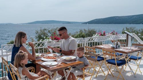 Amadria Park Camp Trogir - Pozdrav poletju v čudovitem Trogirju, Seget Vranjica, Trogir, Hrvaška - 316 EUR - 2x nočitev v Standard mobilni hiški za do 6 oseb (4 odrasle osebe in 2 otroka do 11,99 let brezplačno), Pijača dobrodošlice ob prihodu