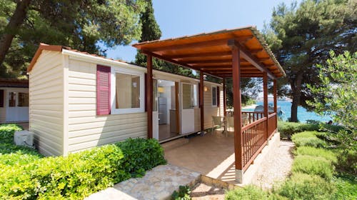 Kamp Rožac - Comfort hiška - Pozdrav poletju v Trogirju, Okrug Gornji, Trogir, Dalmacija, Hrvaška - 500 EUR - 4x nočitev v mobilni hiški Comfort za 4 osebe (1 otrok do 11,99 let brezplačno), Uporaba posteljnine in brisač
