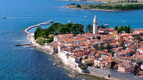 Apartmaji Erica Pineta - Družinski pomladni oddih v Novigradu med tednom, Novigrad, Istra, Hrvaška - 160 EUR - 2x nočitev v dvosobnem apartmaju Erica Lux s teraso ali z dvoriščem (glede na razpoložljivost) za do 4 osebe (2 odrasli osebi in 2 otroka), Posteljnina in brisače