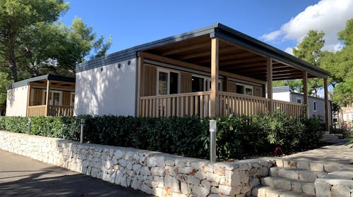 Kamp Rožac - Premium hiška - Pozdrav poletju v Trogirju, Okrug Gornji, Trogir, Dalmacija, Hrvaška - 540 EUR - 4x nočitev v mobilni hiški Premium za 4 osebe (1 otrok do 11,99 let brezplačno), Uporaba posteljnine in brisač