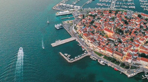 Villa Adriatic - Poletni oddih v Biogradu na Moru, Biograd na Moru, Dalmacija, Hrvaška - 290 EUR - 4x nočitev v moderno opremljenem apartmaju za 4 osebe, Posteljnina in brisače