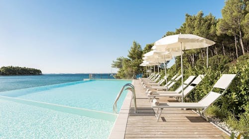 Crvena Luka Resort - Poletne počitnice v Dalmaciji , Biograd na Moru, Dalmacija, Hrvaška - 699 EUR - 3x nočitev v dvoposteljni Superior sobi za 2 osebi (1 otrok do 11,99 in 1 otrok do 4,99 let brezplačno), Polpenzion