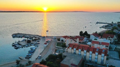 Hotel Beni - Poletje v Dalmaciji, Vrsi, Dalmacija, Hrvaška - 980 EUR - 7x nočitev v dvoposteljni sobi za 2 osebi (2 otroka do 6. leta brezplačno), Polpenzion