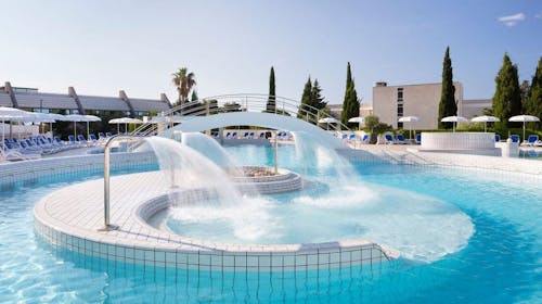 Bluesun Holiday Village Bonaca - Pozdrav poletju s polnim penzionom na Bolu, Bol, otok Brač, Dalmacija, Hrvaška - 660 EUR - 3x nočitev v Superior dvoposteljni sobi z balkonom (morska stran) za 2 osebi (1 otrok do 13,99 let in 1 otrok do 2,99 let brezplačno), Polni penzion