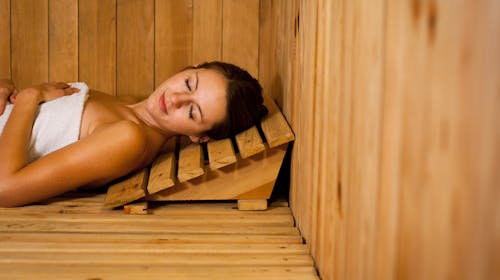 Eco Hotel Center - Zakup savne - Dopoldanski termin, Postojna, Slovenija - 45 EUR - 2,5-urna uporaba finske savne za 2 osebi, 2x kozarec ohlajene penine